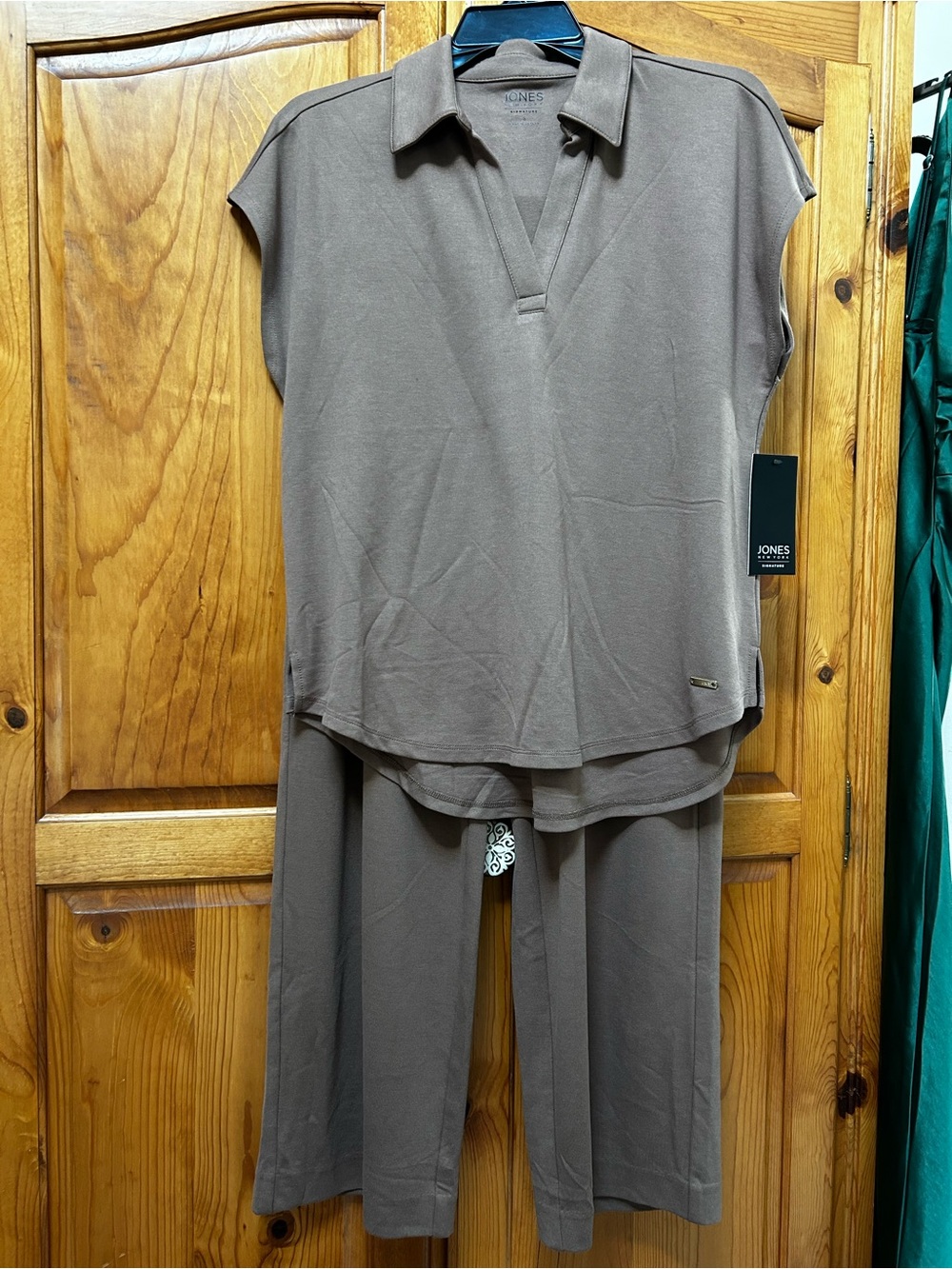 Brand New Jones New York Taupe Two-Piece Wide-Leg Pants and Short-Sleeve Top